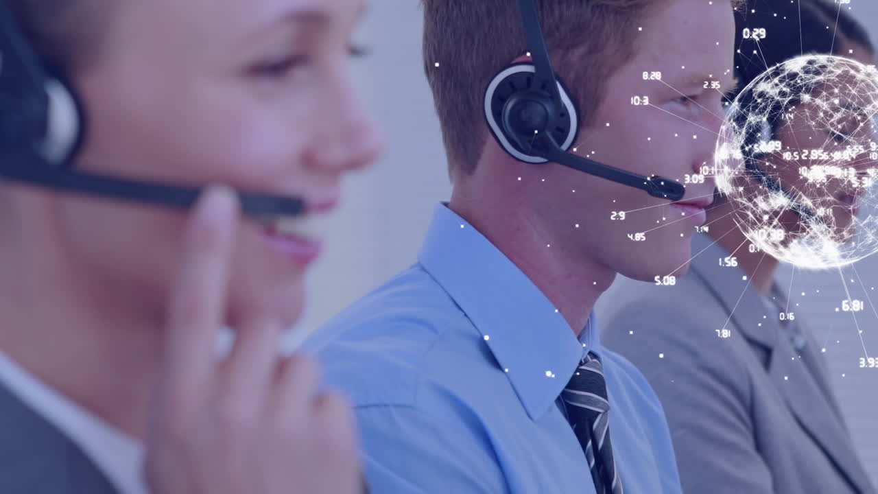 animación del globo sobre la gente de negocios usando auriculares de teléfono