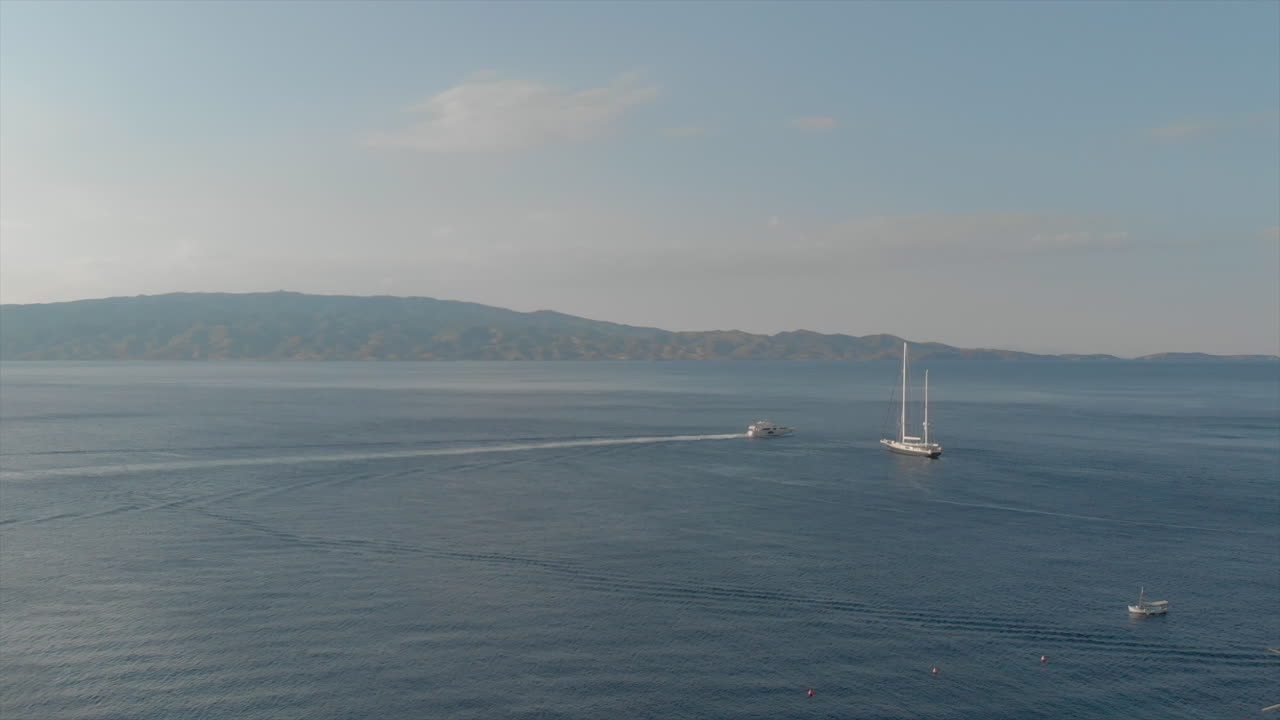 잔잔한 물에 게 해 그리스 섬에 보트