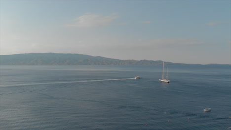 Boote-Auf-Ruhigem-Wasser,-Griechische-Insel-Im-Ägäischen-Meer