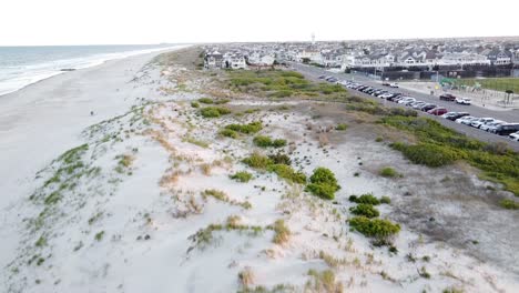 Wunderschöner-Steinerner-Hafenstrand-In-Avalon,-New-Jersey,-Tagsüber-Mit-Gebäuden-Am-Wasser