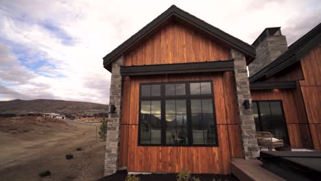 Backyard-panning-reveal-of-a-luxury-mountain-cottage-in-Heber-City,-Utah