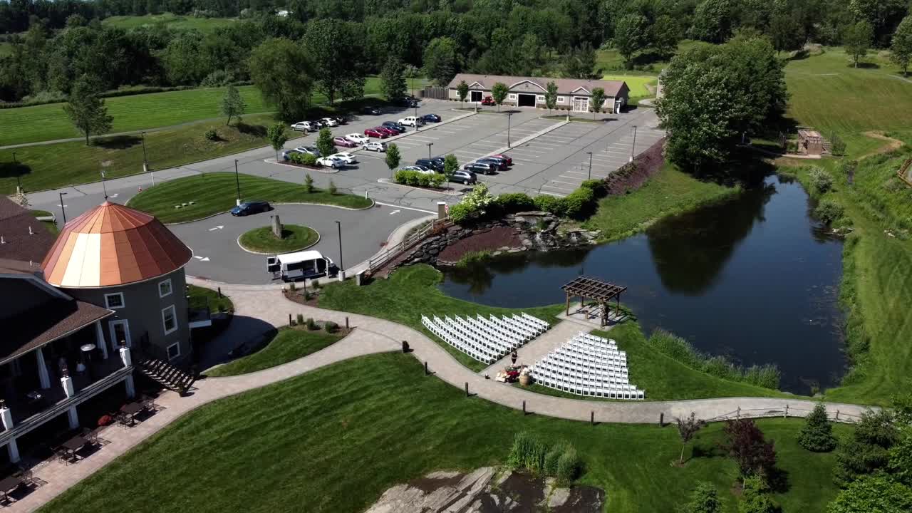 vista aérea de un hermoso lugar para bodas, apartamentos de lujo en los suburbios de nueva jersey con espacio de estacionamiento y un estanque
