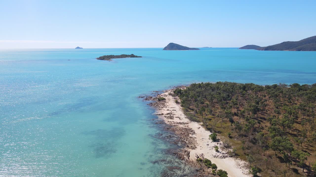 whitsunday, qld, australia의 딩고 해변에 있는 넬리 베이 공원에서 푸른 바다와 섬의 파노라마