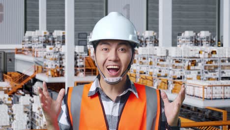 trabajador en un almacén