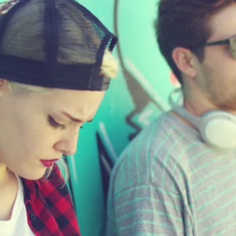 Pareja-Joven-Inconformista-Relajante-En-Un-Parque-De-Skate