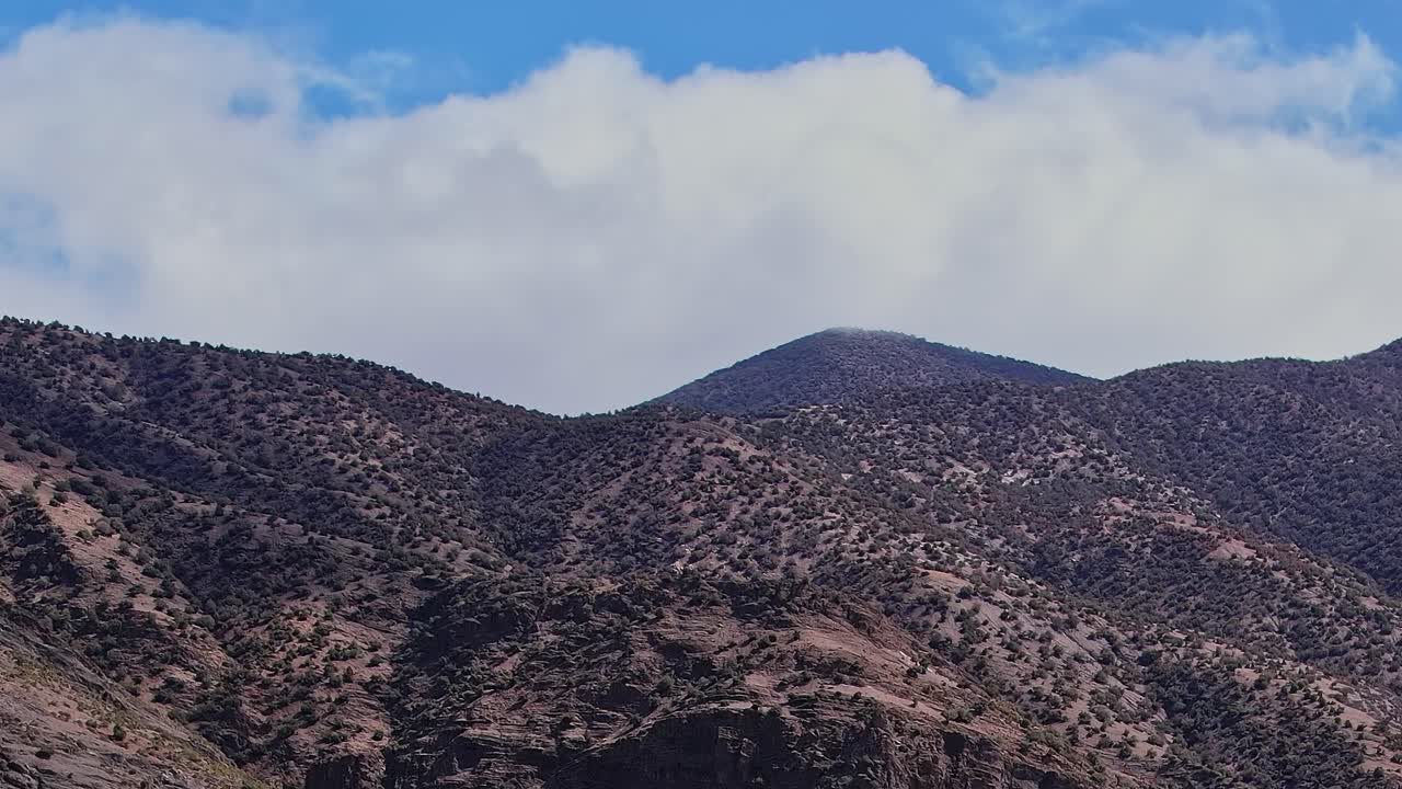 Vista aerea di montagne in Marocco durante il giorno con nuvole