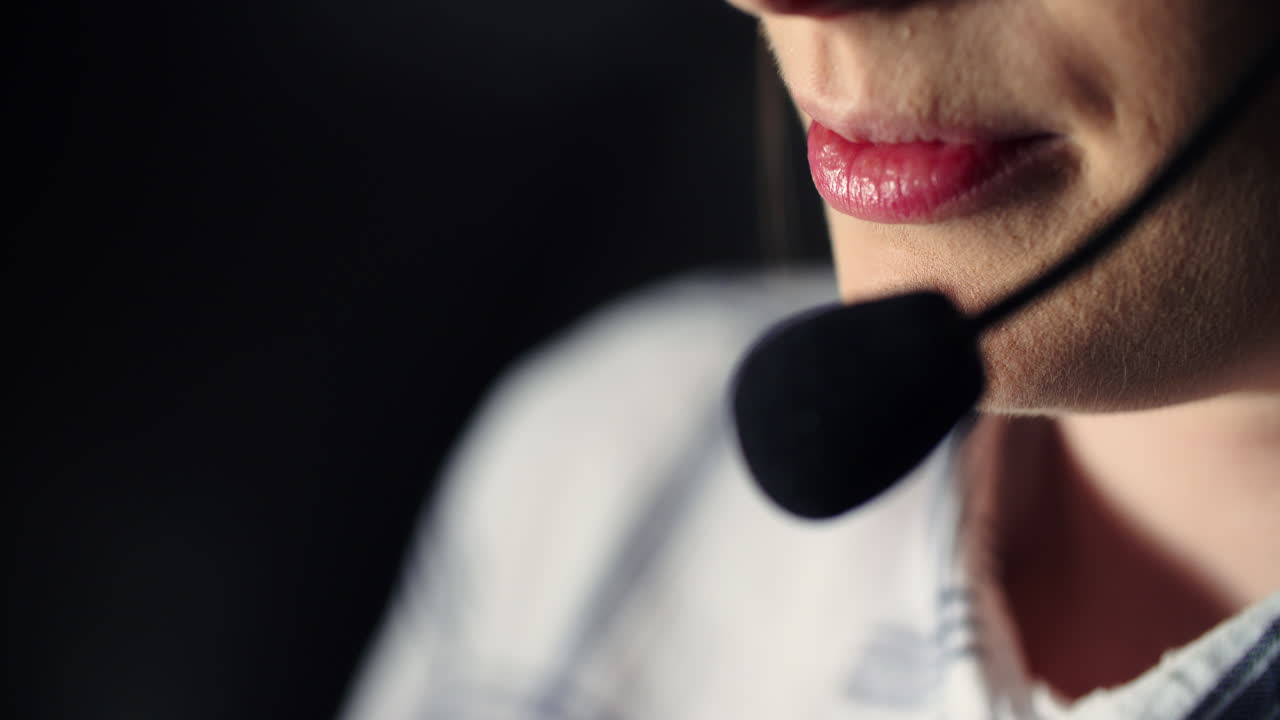 Primo piano di un operatore di call center con auricolare telefonico che assiste un cliente