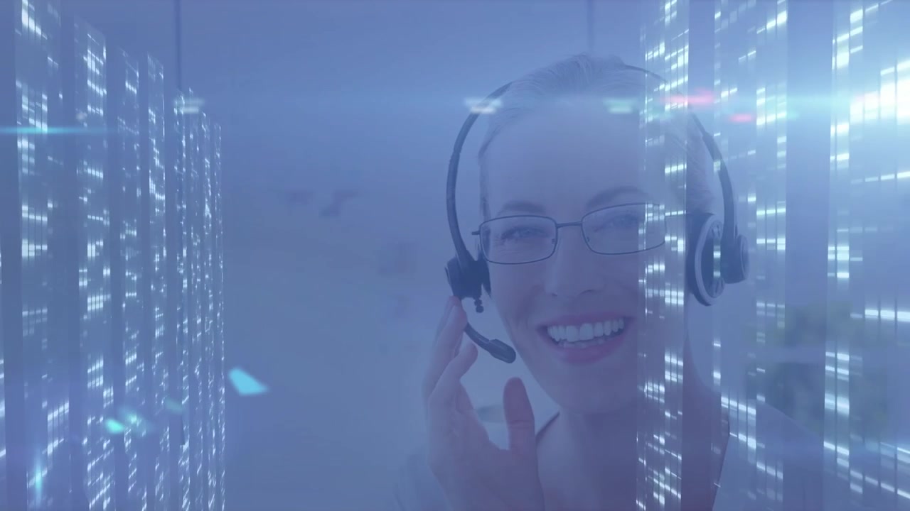 Schermi con quadrati a mosaico su dirigente dell'assistenza clienti caucasica che parla con auricolare.