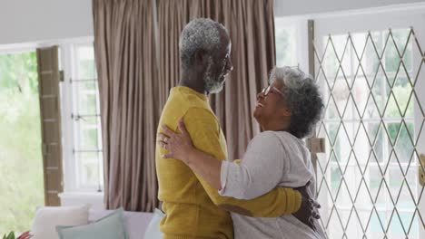 Una-Pareja-Afroamericana-Mayor-Bailando-En-Casa.-Distanciamiento-Social-En-Cuarentena