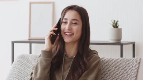 mujer feliz en una llamada telefónica