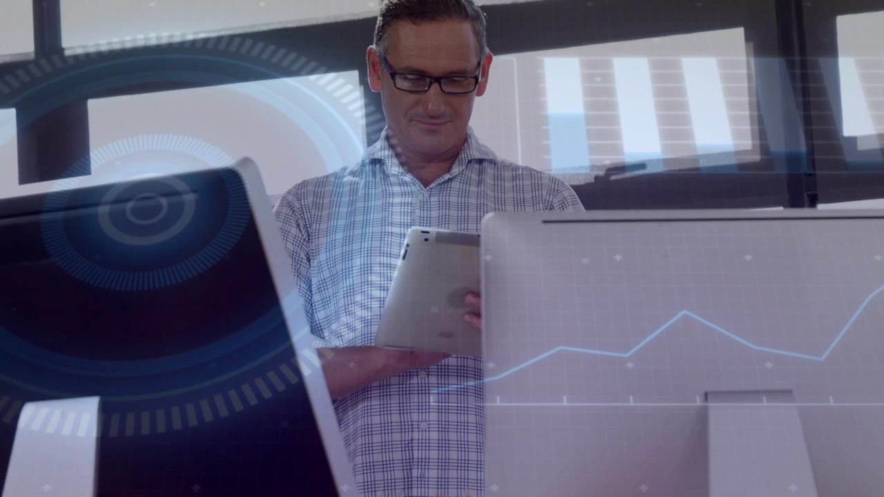 Analytiker står ved skrivebord og taster på tablet, analyserer data mens HUD-diagrammer overlejrer skærme og manden.