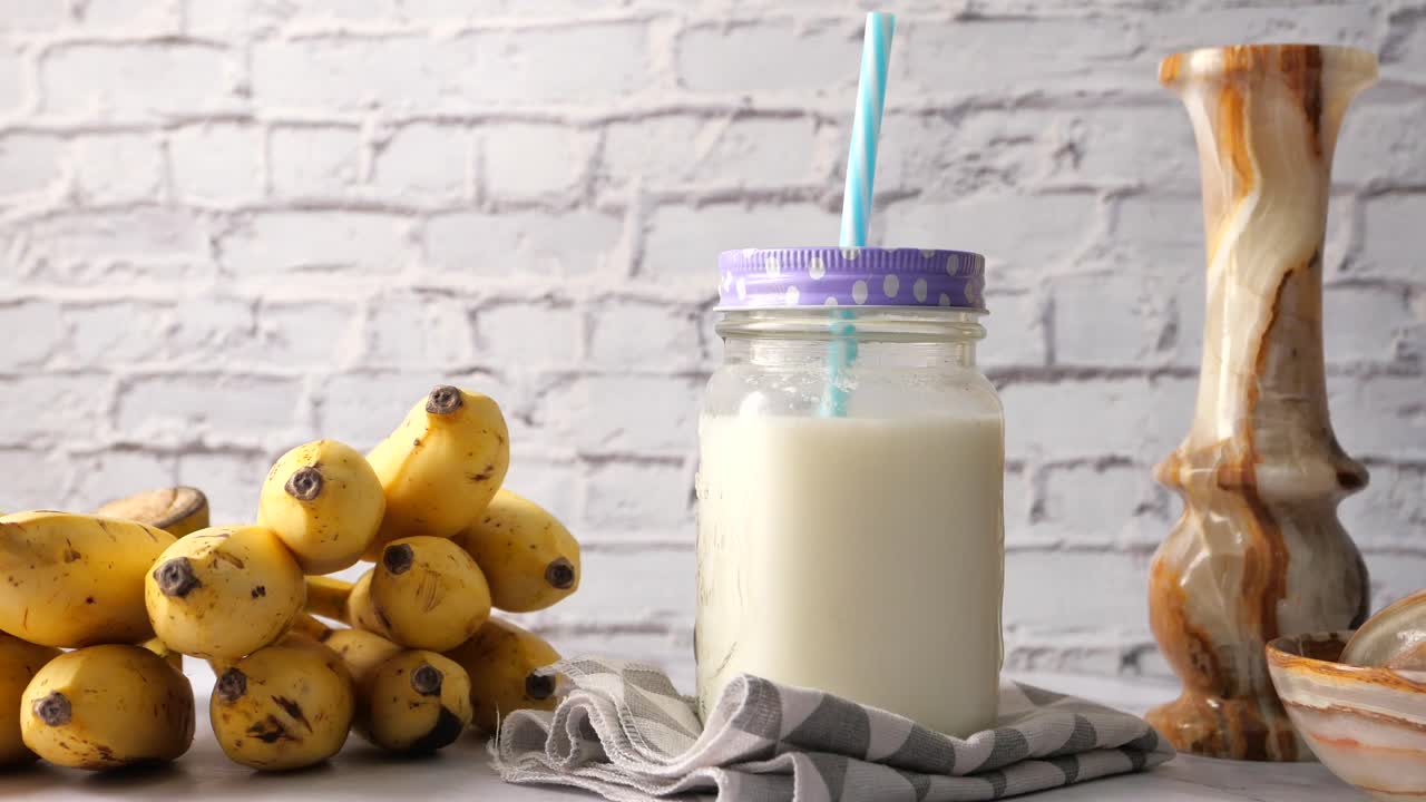 Frullato di banana in un barattolo di vetro