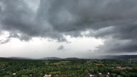 un lapso de tiempo aéreo de una gran tormenta que se mueve sobre el campo rural