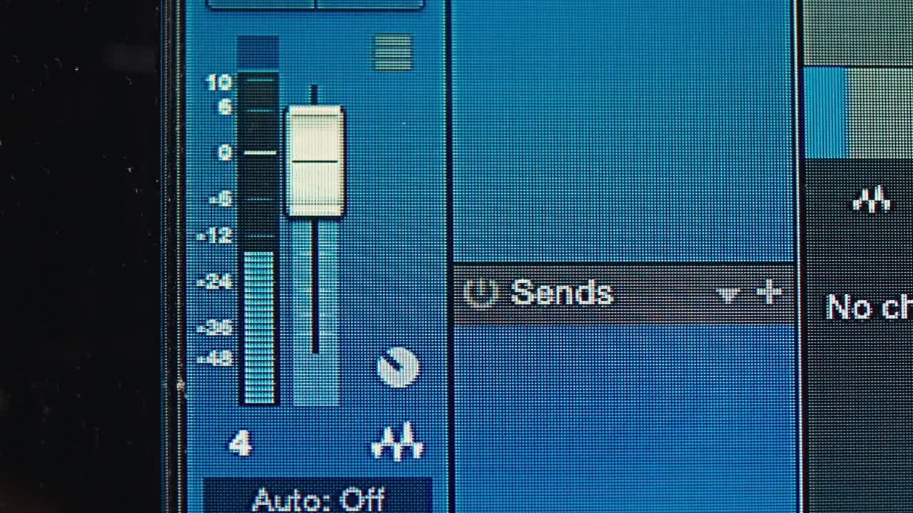 스튜디오에서 음악을 만드는 사운드 엔지니어, 라디오 방송 스튜디오에서 일하는 아시아 인기 dj 또는 녹음 스튜디오, 리허설, 오디오 프로덕션에서 일하는 음악 프로듀서.
