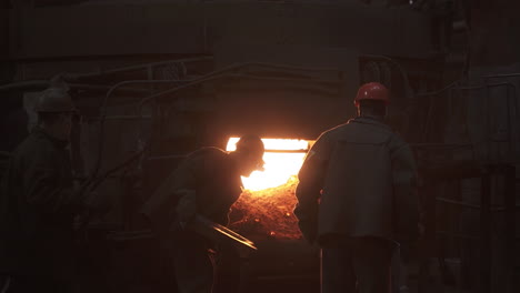 trabajadores observando un horno
