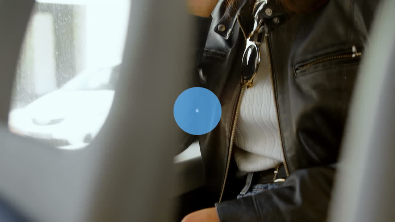 animación de una red de conexiones con iconos sobre una mujer asiática hablando en un teléfono inteligente