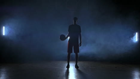 Silhouette-Eines-Basketballspielers,-Der-Einen-Ball-Wirft