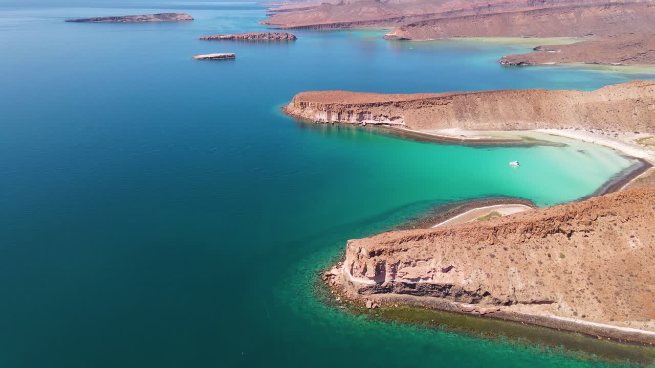 Vista aerea: costa tropicale dell'Oceano Pacifico, yacht ormeggiato al largo della Bassa California del Sud