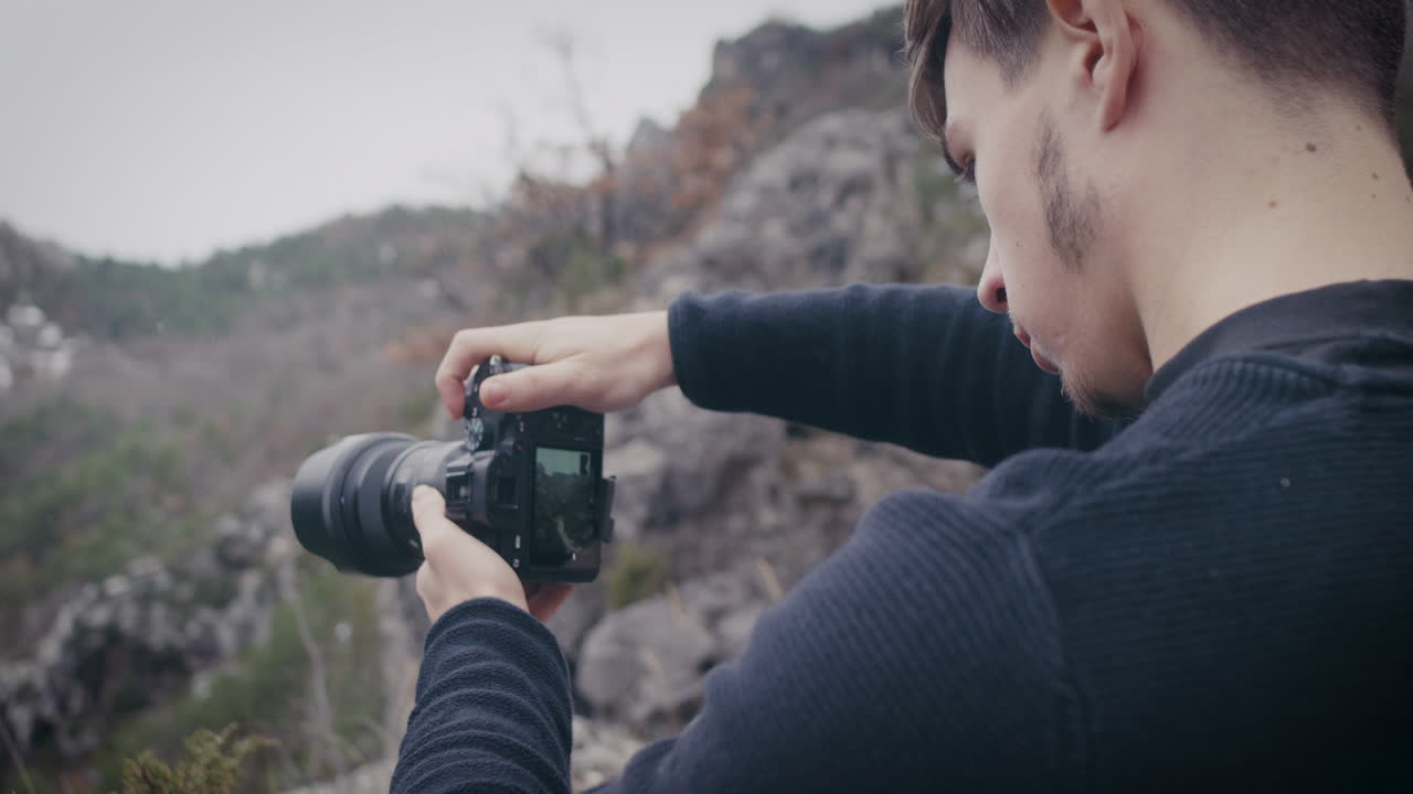 카메라의 라이브 뷰 모드를 사용하여 풍경 사진을 찍는 사진 작가의 초상화
