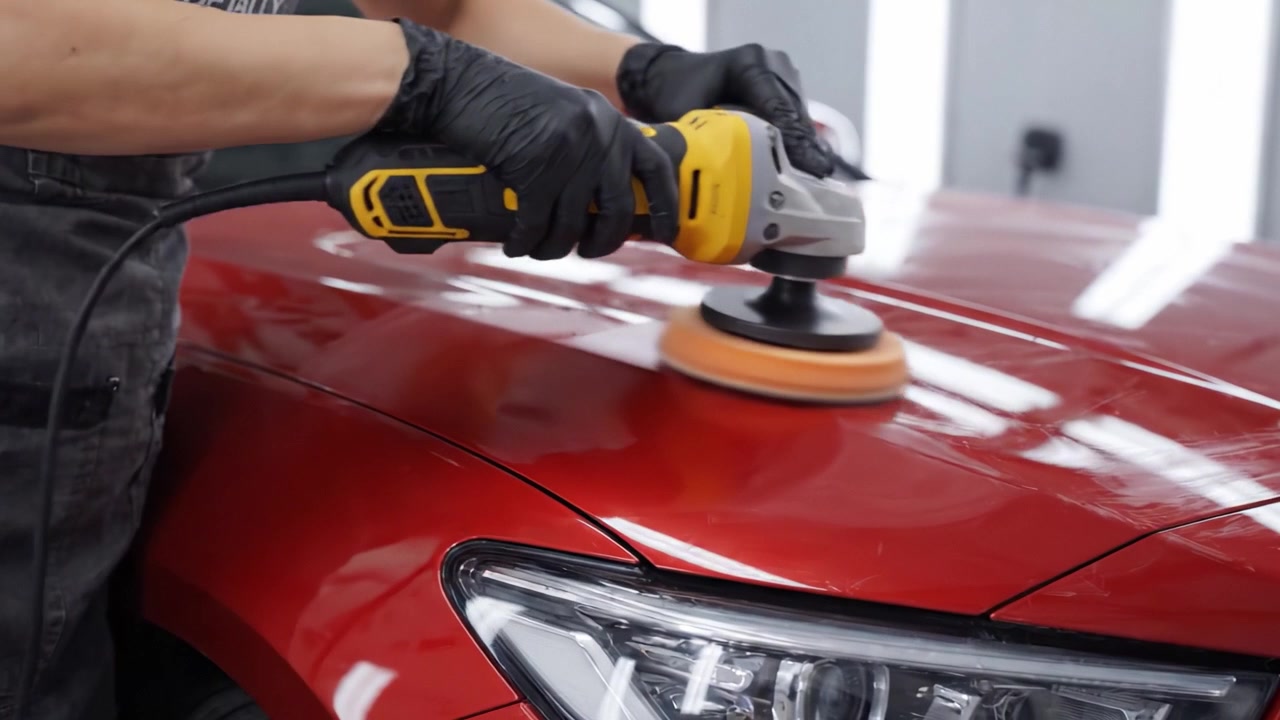Processo de Detalhamento Automotivo: Polindo o Acabamento Brilhante de um Veículo Vermelho para Restaurar o Brilho e Melhorar a Aparência com Ferramentas e Técnicas de Precisão