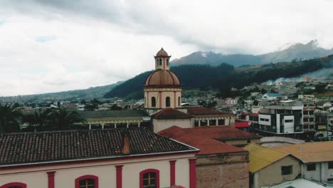 Kuppel-Der-Kirche-In-Ecuador