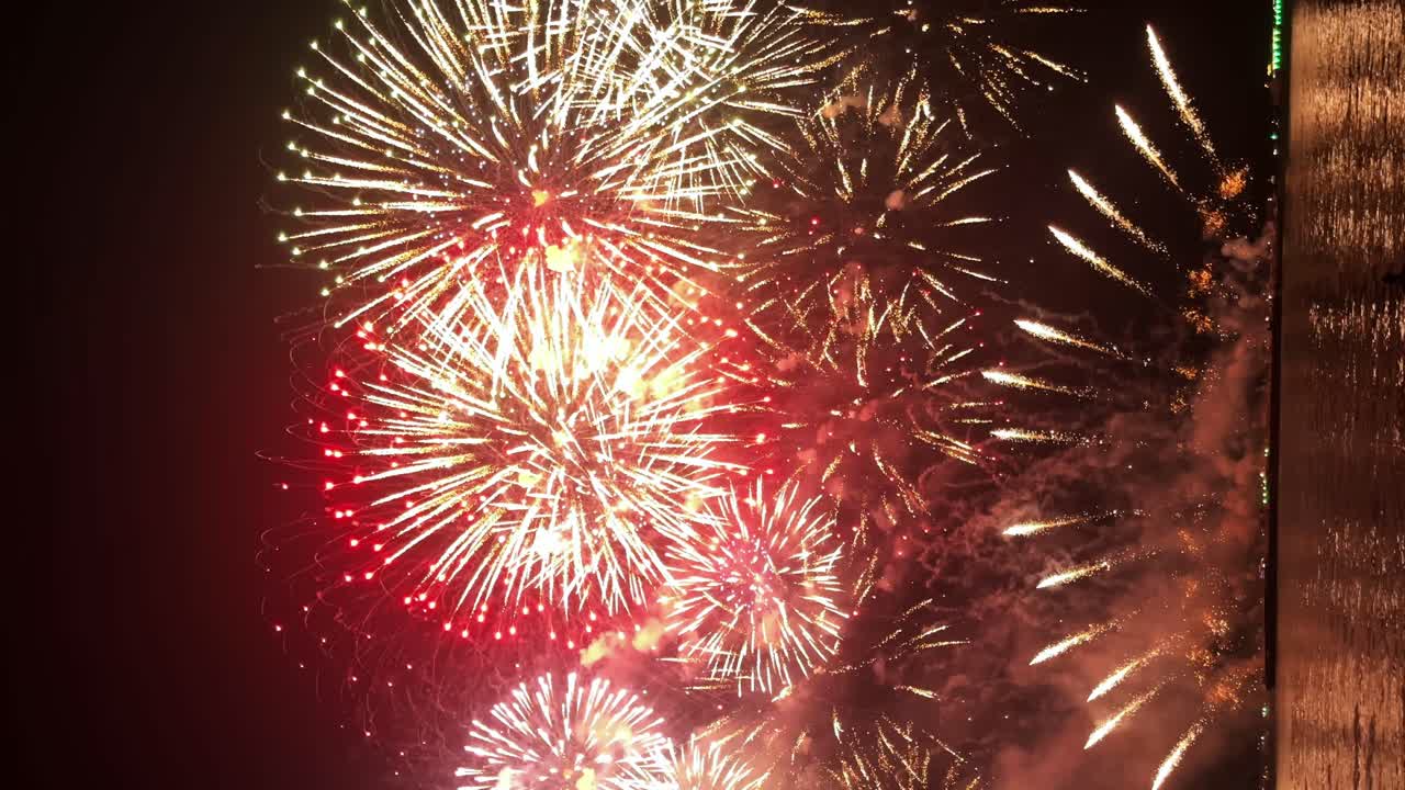 de explosiones verticales de colores