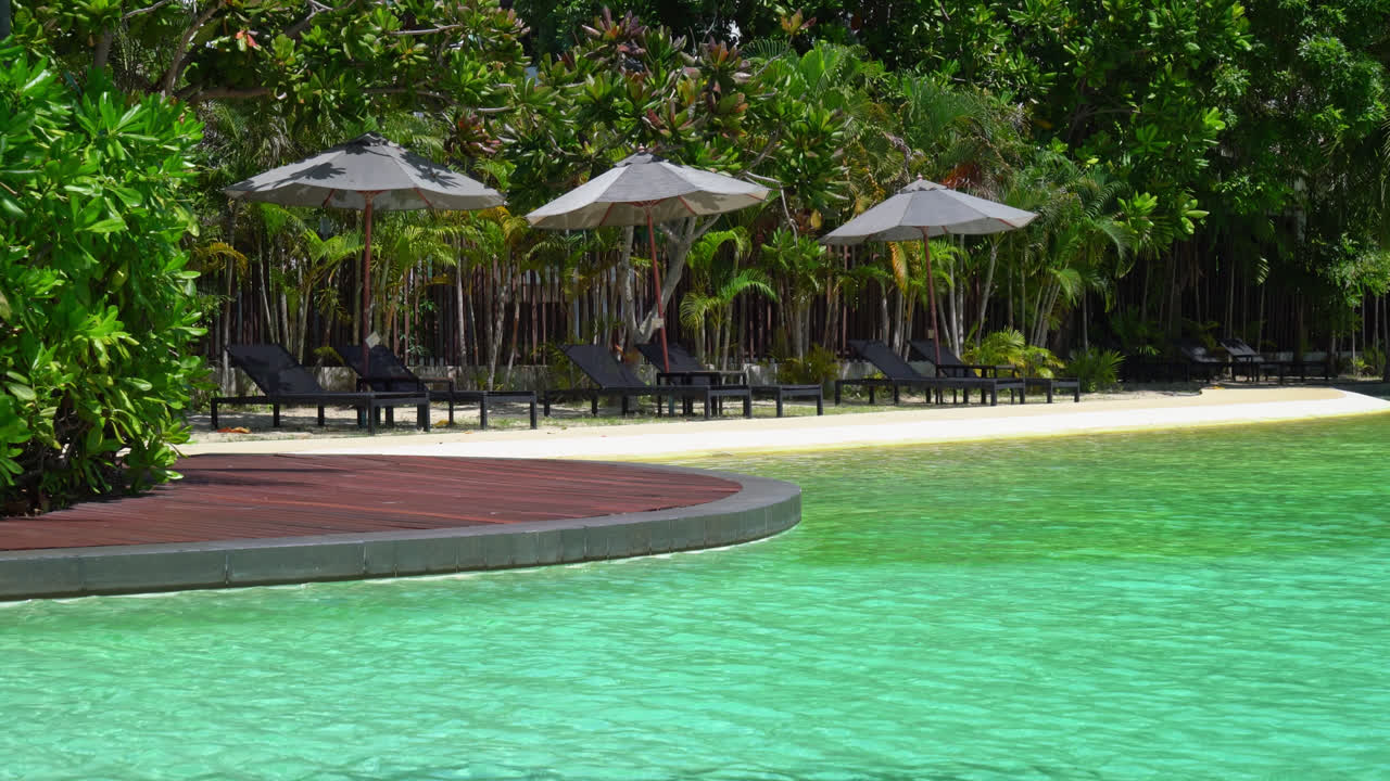 cama piscina alrededor de la piscina