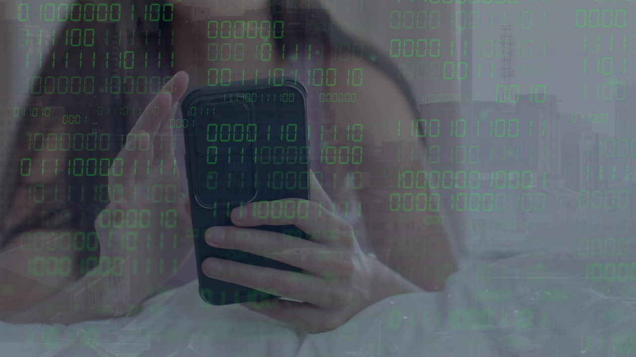 sosteniendo un teléfono inteligente, persona con animación de código binario en la pantalla