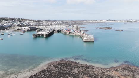 vuelo sobre el puerto de san pedro techo arriba hacia el mar sobre el porto, albert marina, flota de pesca modelo de yate estanque y castillo cornet con vistas de las islas en un día soleado