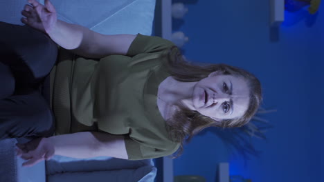 vídeo vertical de la mujer que está enojada con la cámara.