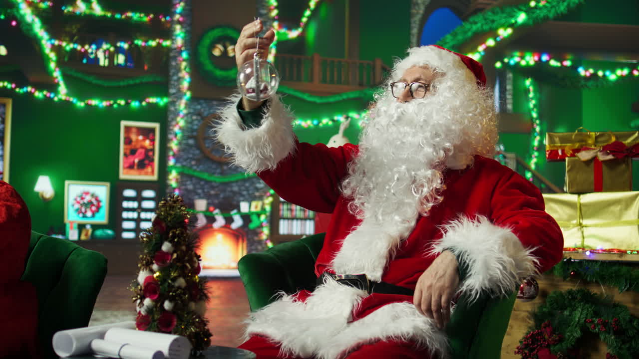 산타클로스가 크리스마스 장식품 을 조사 하고 있다