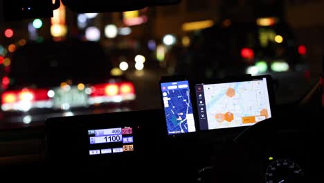 tablero de instrumentos del coche con navegación gps por la noche