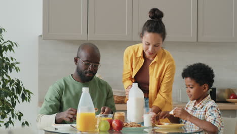 Glückliche-Afroamerikanische-Familie,-Die-Zu-Hause-Frühstückt