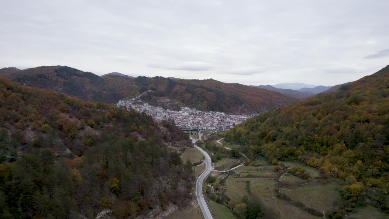 vista aérea de un pueblo de montaña en otoño