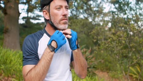 Männlicher-Radfahrer-Mit-Helm-Auf-Dem-Land