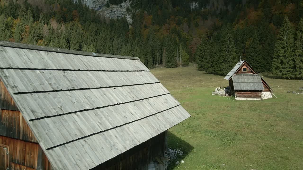 Vesnice uhnízděná v zalesněných horách, zachycená shora, Slovinsko