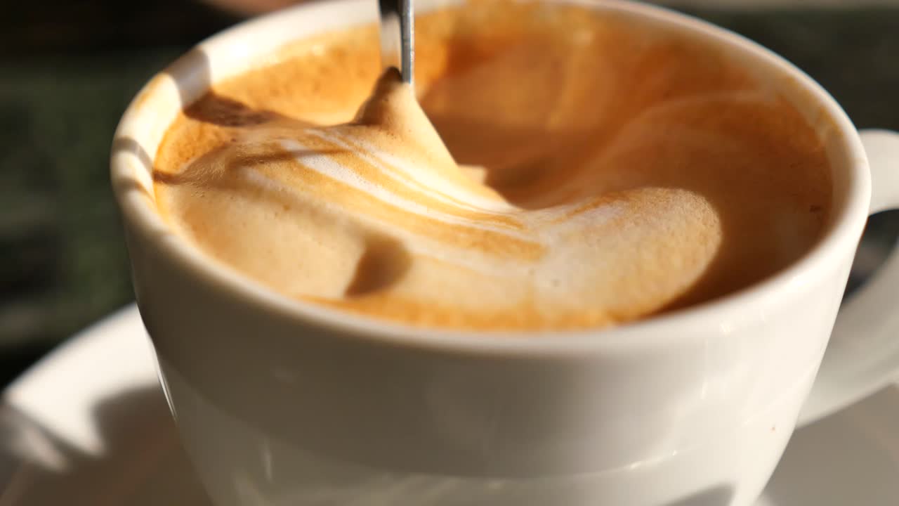 Primo piano di un cappuccino con latte art