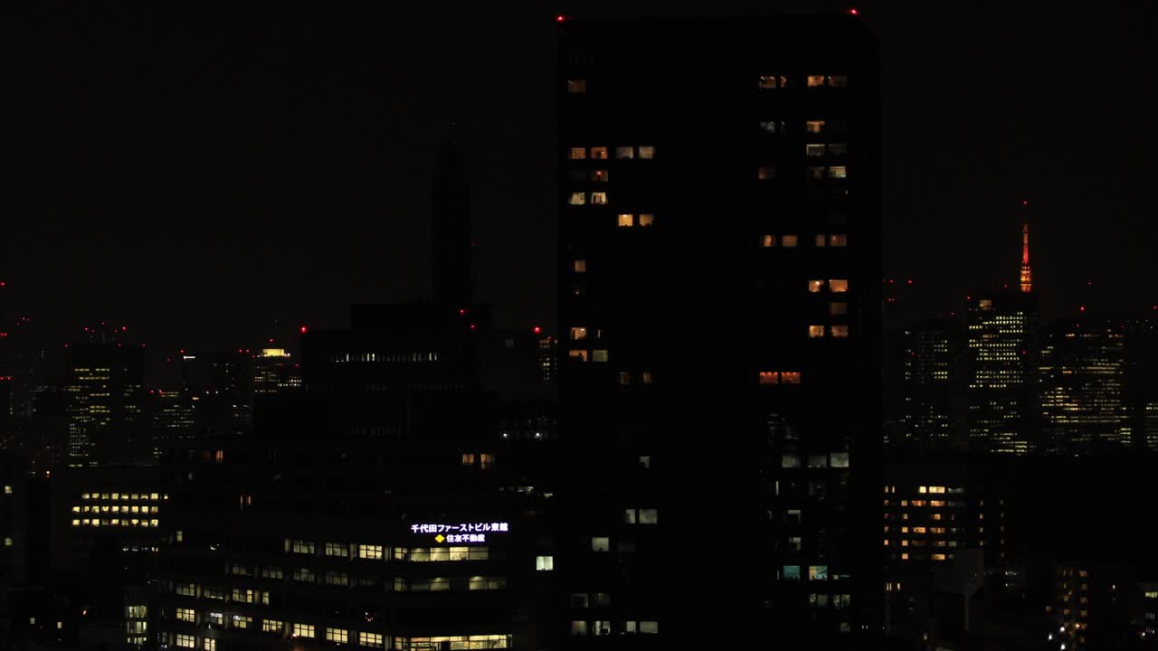 un paisaje urbano nocturno en la ciudad urbana de tokio