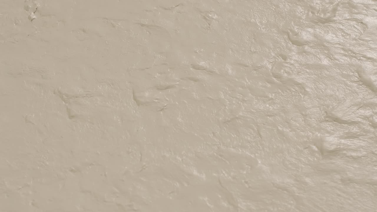 pared decorativa enyesada bajo la piedra