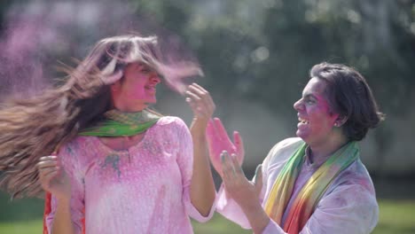 un indien a mis des couleurs sur le visage de sa femme depuis le dos.