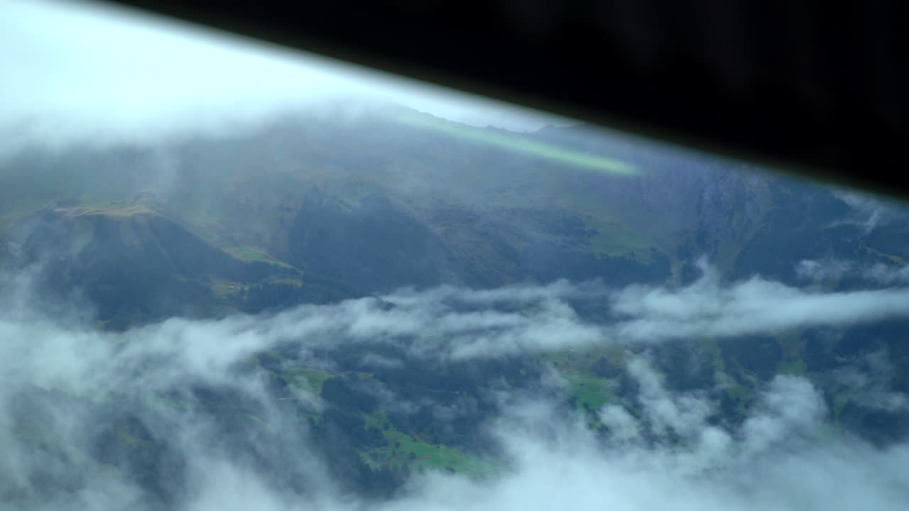 스위스에서 기차를 타고 여행하는 동안 건설을 위해 무거운 짐을 운반하는 헬리콥터를 지켜보는 것