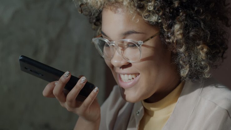 Donna che usa lo smartphone per la registrazione vocale