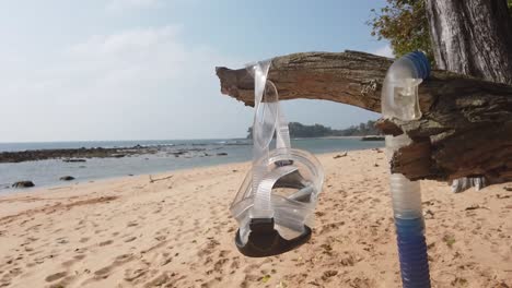 Un-Snorkel-Cuelga-De-Un-árbol-Muerto-En-Una-Playa-Remota-En-Las-Islas-Andaman-Con-Arena-Blanca-Y-Bosques-Antiguos-En-Un-Día-Típico-En-La-Temporada-Turística-Seca