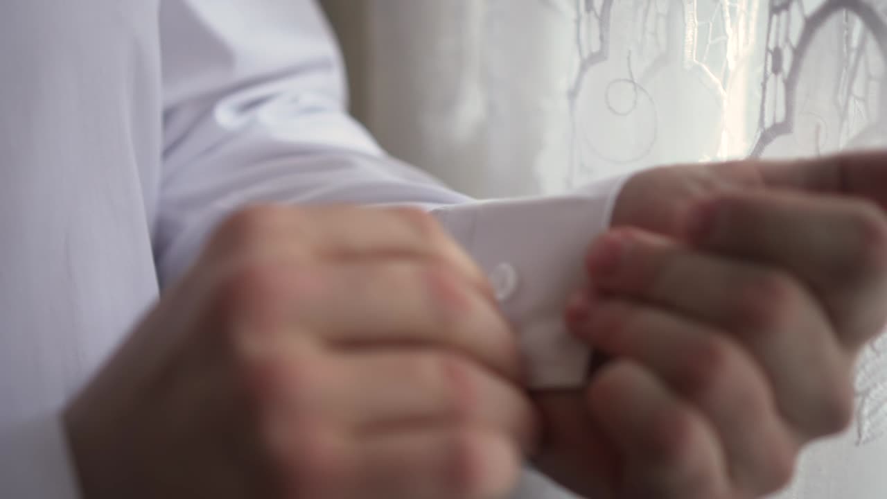 hombre de negocios abotonando la manga de su camisa 03