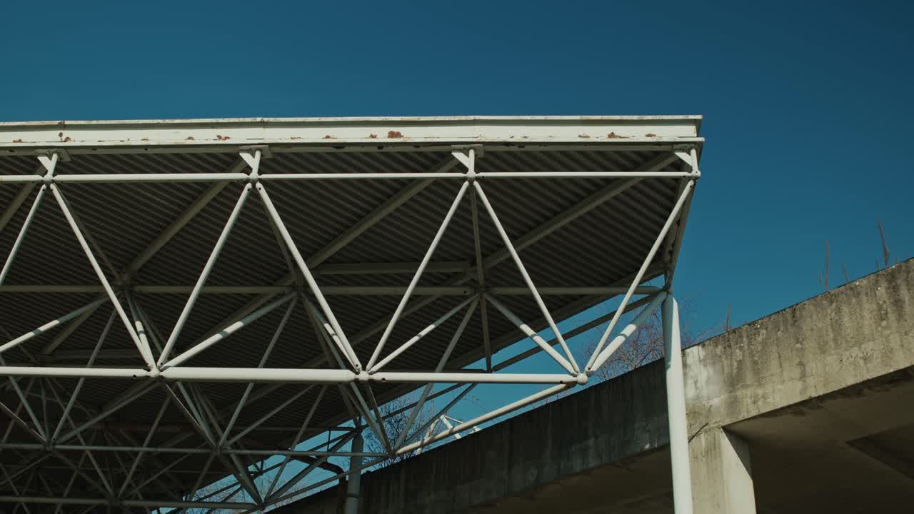 버려진 자그레브 병원 단지 의 금속 지붕 구조물 이 스트리트 아트 장소 로 바뀌었다