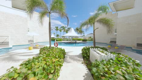 volando hacia la piscina con swim-up bar en hoteles y resorts nickelodeon punta cana en la república dominicana