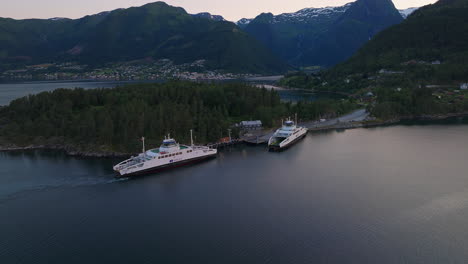 viajes sostenibles en fiordos noruegos - órbita aérea de ferry de automóviles eléctricos