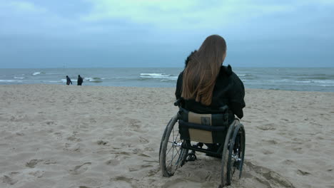 Eine-Behinderte-Frau-In-Einem-Ruhigen,-Nachdenklichen-Moment