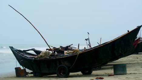 Hölzernes-Fischerboot-Am-Strand-In-Bangladesch-Bei-Stürmischem-Monsunwetter