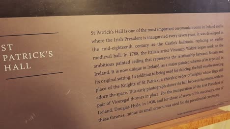 placa informativa sobre el salón de san patricio en el castillo de dublín